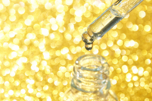 血清凝胶质地样本。透明滴与金色的闪光与泡沫图片下载