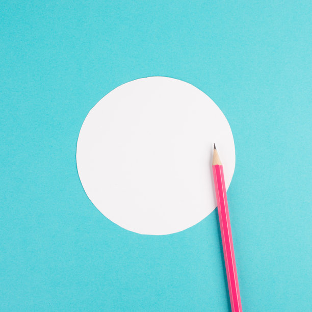 铅笔在蓝色的纸背景，白色的圆圈框架与文本的拷贝空间，极简主义，创意和商业概念，粉彩图片下载