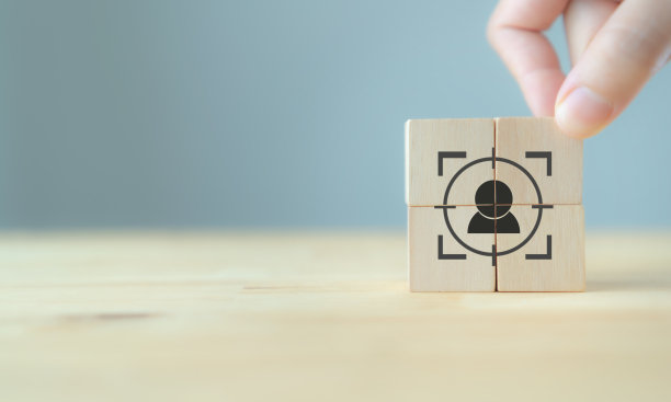 个性化营销的概念。客户行为和个人。定制的策略。上下文的营销。手把木制立方体的个性化图标集中在灰色背景上，复制空间。图片下载