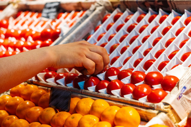 路边摊上的新鲜有机西红柿图片下载