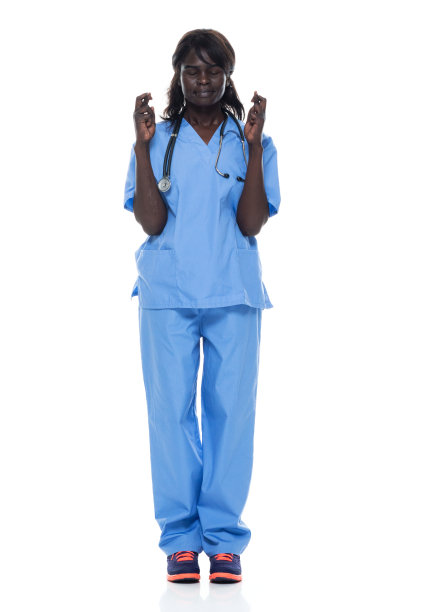 非裔美国女性穿着运动鞋站在白色背景前图片下载