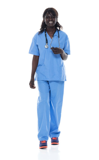 非洲裔年轻女性穿着运动鞋在白色背景前行走图片下载