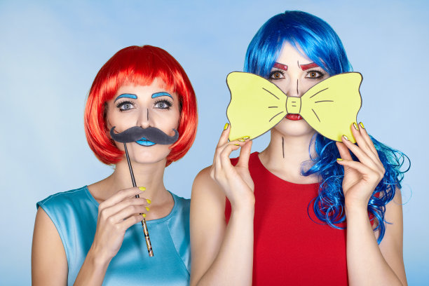 女性戴着红色和蓝色的假发，蓝色的背景。戴着黄色领结和假胡子的女孩图片下载