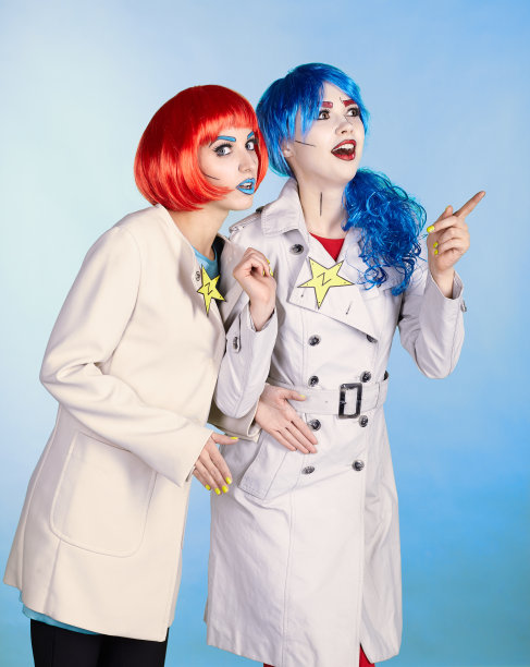 女侦探调查犯罪。年轻女性在漫画流行艺术化妆风格。图片下载