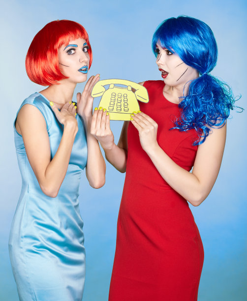 年轻女性的肖像在漫画流行艺术化妆风格。戴红色和蓝色假发的女性打来电话图片下载