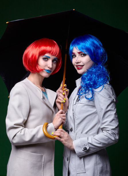 年轻女性的肖像在漫画流行艺术化妆风格。深色背景的雌鸟带伞。图片下载