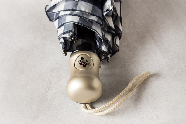 折叠紧凑的伞在白蓝色正方形灰色背景顶视图水平图片下载