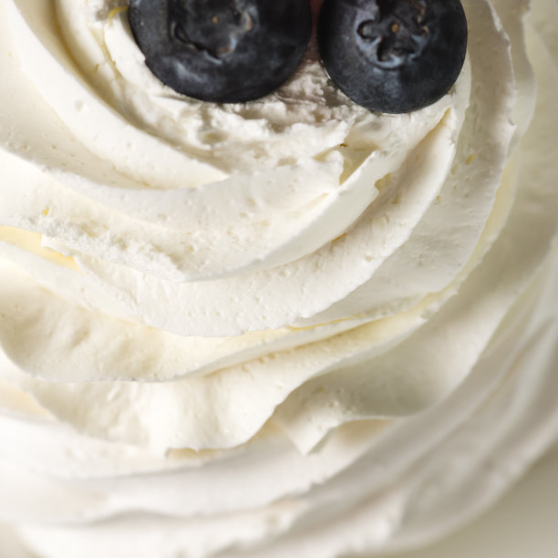 白色打发或酸奶油奶油的特写蛋糕广场图片下载