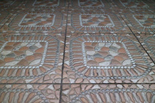 房子前面的橙色浮雕地板的纹理图片下载