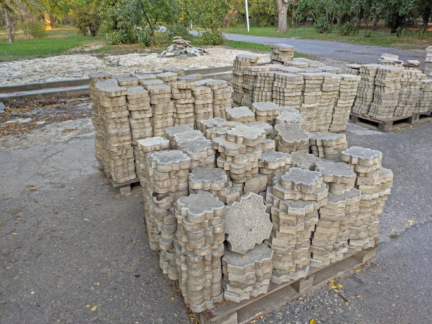 道路维修后在托盘上拆除的旧铺路板图片下载