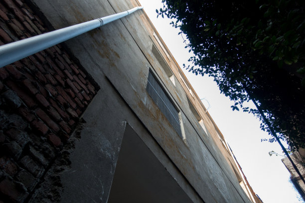 一个大建筑物的后面的广角镜头，有落水管和大窗户。北阿坎德邦印度图片下载