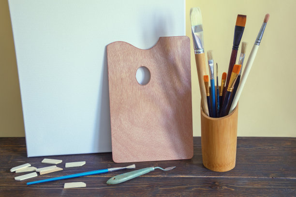 不同的画笔，调色板和画布放在桌子上。本空间图片下载