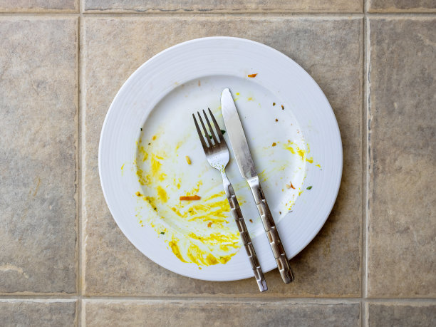 盛着剩菜的脏盘子图片下载
