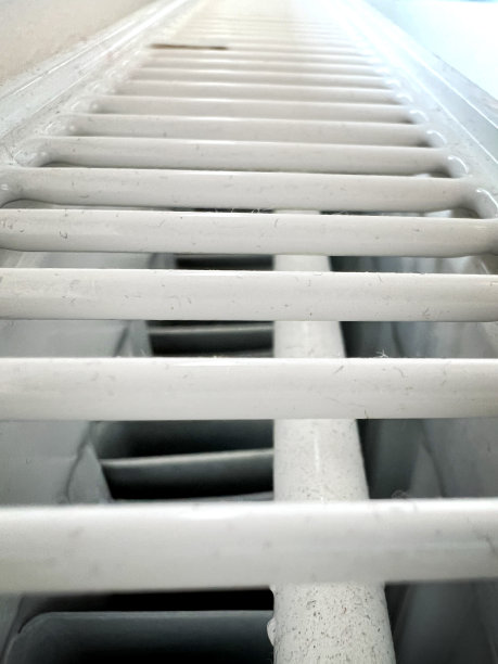 观察白色的暖气片。图片下载