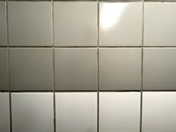 非常古老的白色瓷砖作为纹理或背景。图片下载