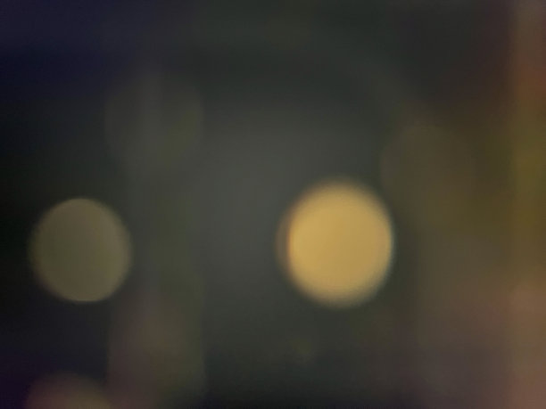 一个带有黄色圆点效果的模糊的暗图像。图片下载