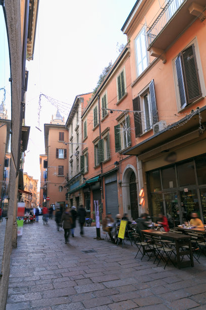 典型的意大利博洛尼亚街头生活图片下载