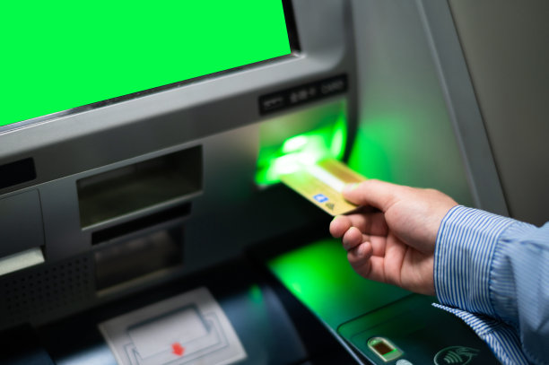 人工手拿银行卡从自动取款机上取款图片下载