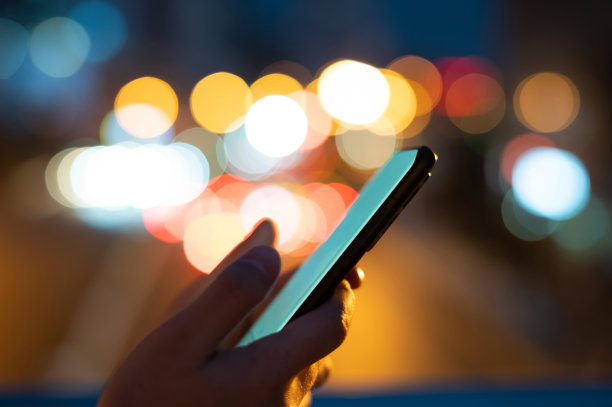 人手使用智能手机图片下载