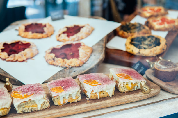 咖啡馆陈列柜里新鲜出炉的各式糕点图片下载