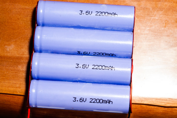 蓝色电池包孤立在白色背景图片下载