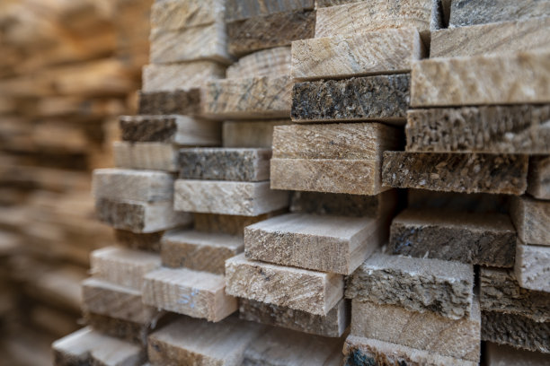 木材加工和堆放的特写图片下载