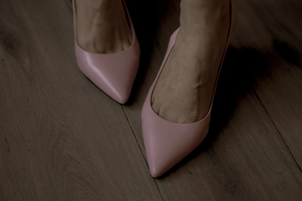 全新的粉红色尖头鞋穿的女人在自然的地板背景图片下载