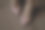 全新的粉红色尖头鞋穿的女人在自然的地板背景图片下载