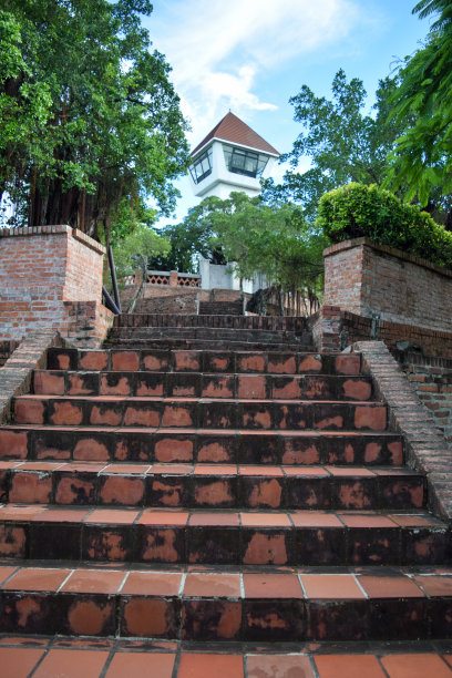 由天然岩石制成的楼梯图片下载