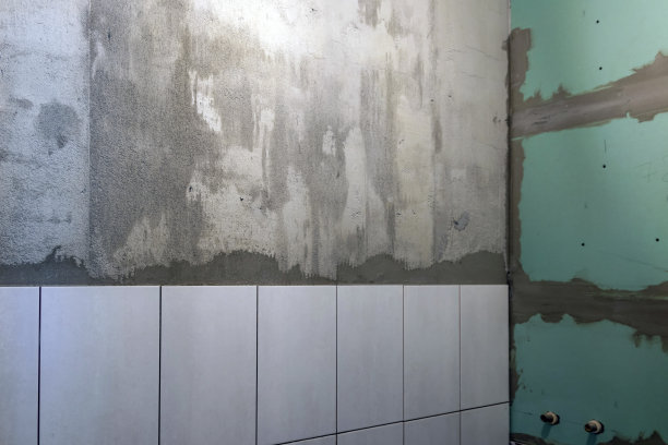 家装装修，在墙上铺瓷砖图片下载