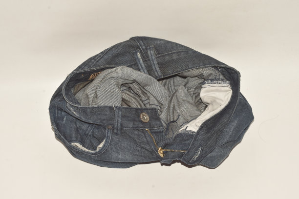 肮脏的牛仔裤。二手牛仔裤或牛仔布图片下载