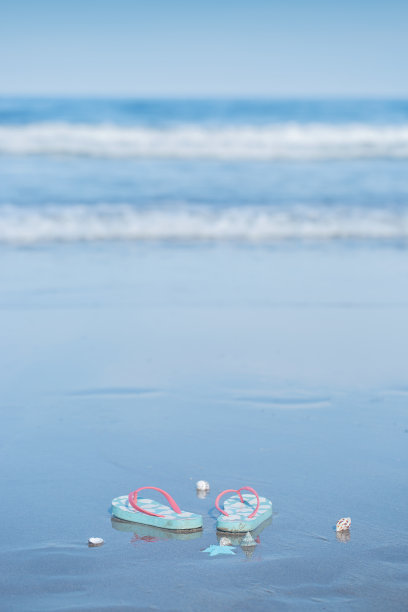 沙滩上的一双拖鞋图片下载