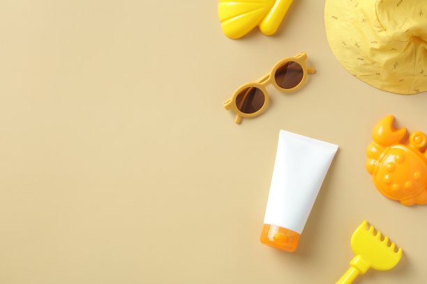 防晒管模型与太阳镜，巴拿马帽和沙模。婴儿防晒概念。图片下载