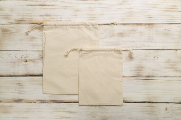 木制背景上的小生态袋。俯视图图片下载