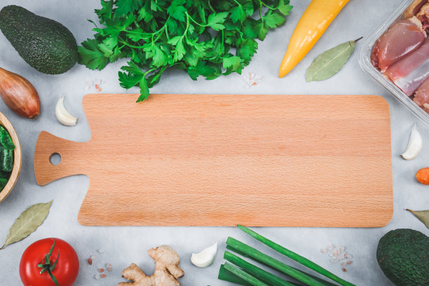 新鲜水果，蔬菜，青菜和鸡肉与空砧板上的水泥。图片下载
