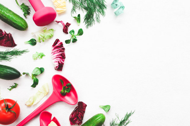 生菜叶，黄瓜，番茄，新鲜莳萝，哑铃和生菜勺子放在轻水泥上。图片下载