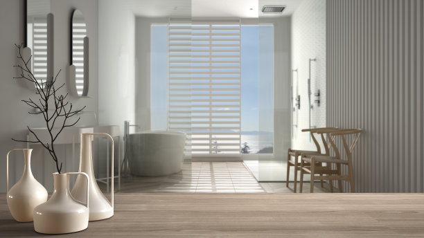 木制桌面或架子与极简的现代花瓶模糊的极简豪华浴室全景窗户，地毯和水槽，极简的建筑室内设计图片下载