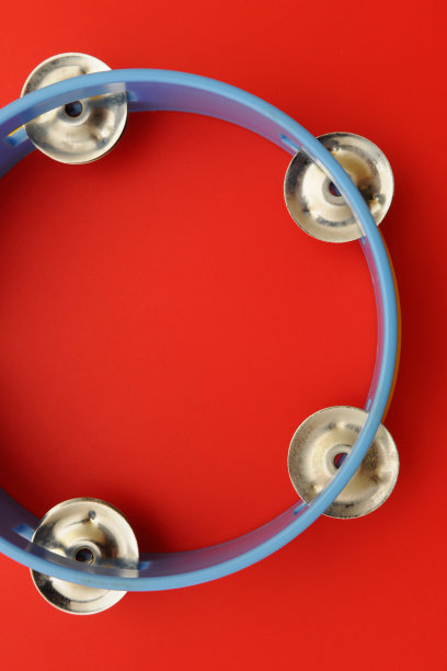 红色背景上孤立的铃鼓图片下载