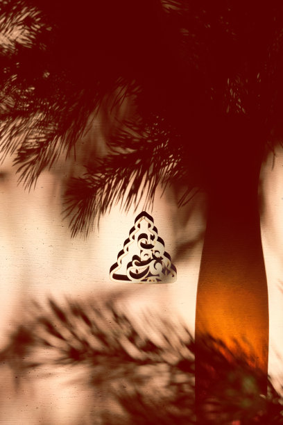 黑暗的房间有阴影和阳光和圣诞圣诞树玩具，简约的圣诞美学。新年装饰品图片下载