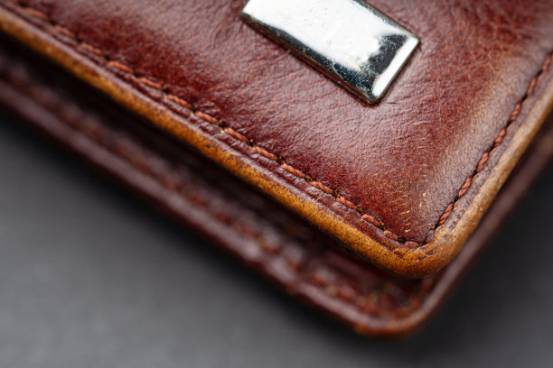真皮钱包边缘接近。微距摄影。图片下载