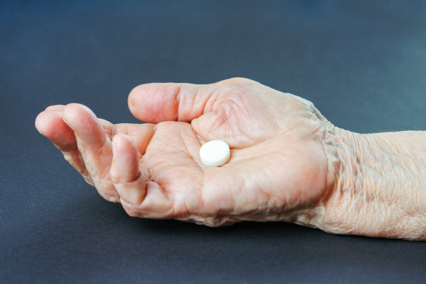 一个老人皱巴巴的手里拿着平板电脑。图片下载