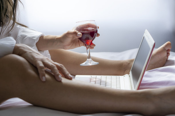 女商人在笔记本电脑上工作图片下载