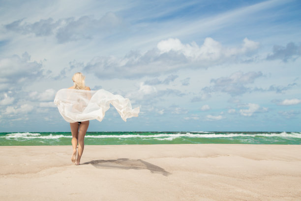 女孩在海上图片下载