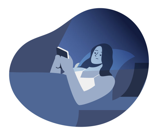 不开心疲倦的女人躺在床上看智能手机。性格患有失眠使用手机设备。心烦意乱的精疲力竭的家伙挣扎在无眠的夜晚浏览智能手机。图片下载