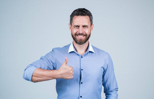 成熟快乐的商人在衬衫上竖起大拇指，成功了图片下载