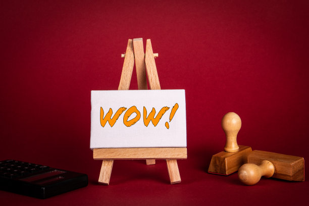 哇的概念。红色背景文字的微型画架图片下载