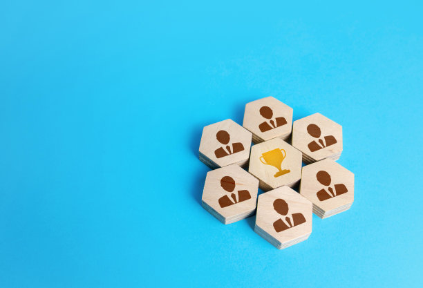 工人们为了一个目标而团结起来。商人们为了奖品、合同而竞争。是最好的。商业战略规划，风险管理。新的市场机会。取得胜利。图片下载