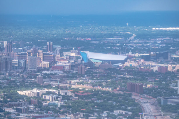 在云端之上，在明尼苏达州明尼阿波利斯的飞机上图片下载