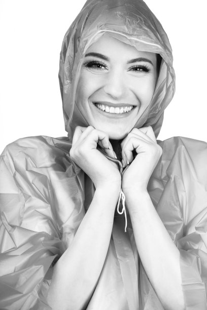 女人用雨衣藏在头巾下的工作室肖像图片下载