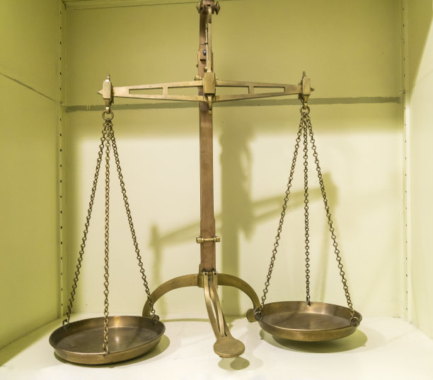 正义的金铜天平图片下载